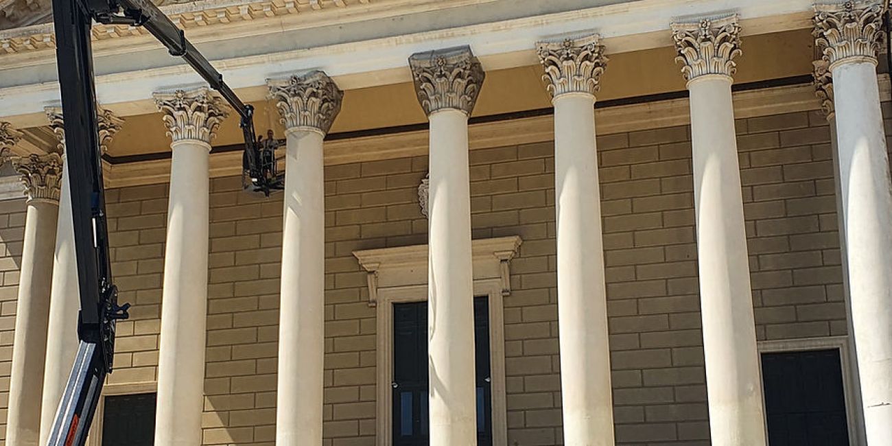 Tecnici al lavoro con un’autogru nel Duomo di Cologna DIENNEFOTO