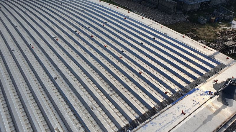 Impianto elettrificato per allontanamento piccioni - Falco Installazioni 3