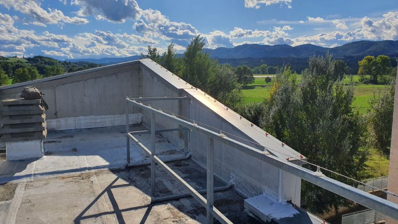 Impianto elettrificato per allontanamento piccioni - Falco Installazioni 4