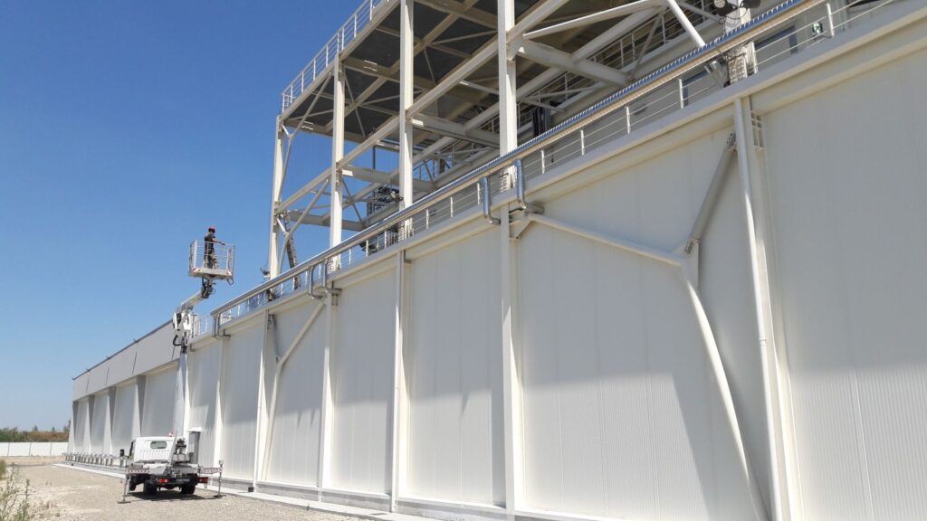 Tecnico Falco Mentre installa reti antipiccione - Pizzoli spa