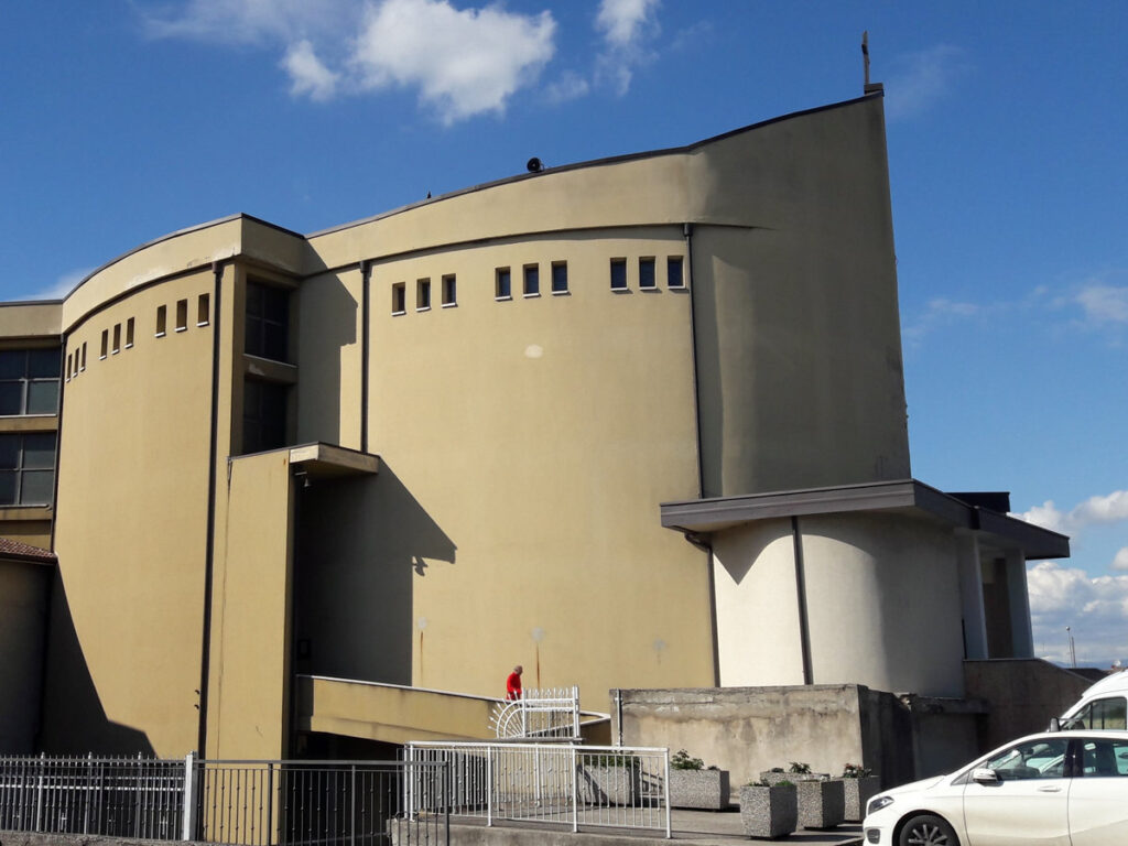 Allontanamento Colombi eseguito sulla chiesa di Sacra Famiglia (Verona) Impianto elettrificato e reto ornitologiche