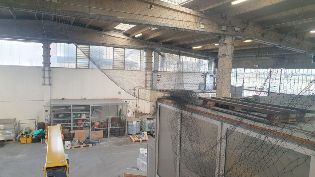 Allontanamento piccioni ferrara - installazione rete capannone industriale