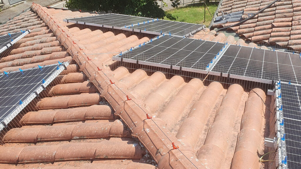 Protezione pannelli con rete e elettrostatico Falco Installazioni
