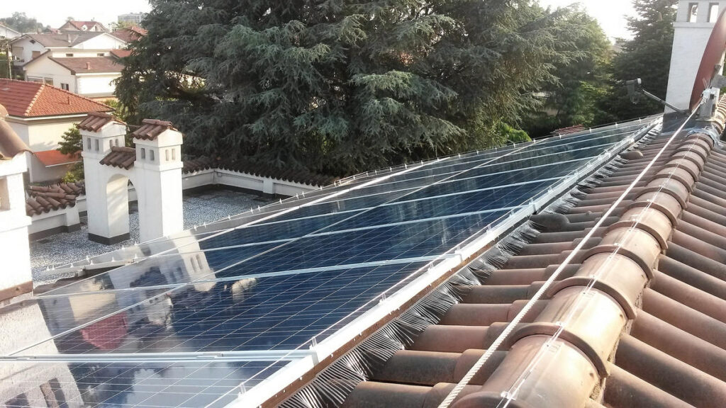 allontanamento piccioni impianto fotovoltaico- Falco Installazioni