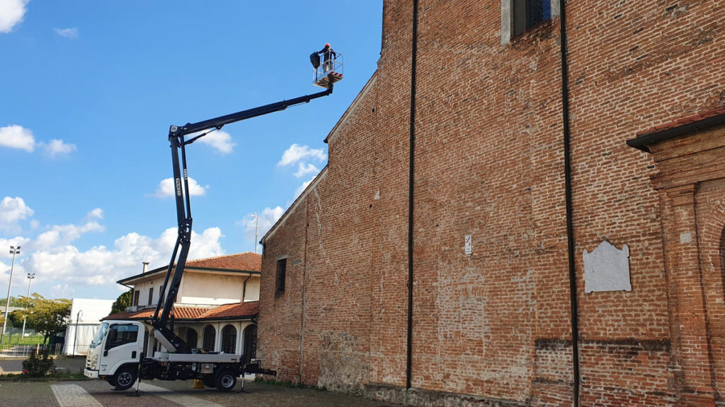 Impianto elettrostatico antivolatili su chiesa di Bologna