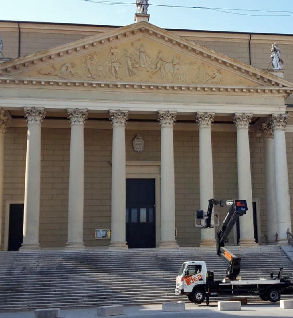 Tecnici al lavoro con un’autogru nel Duomo di Cologna DIENNEFOTO